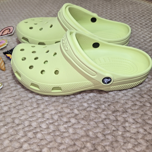 CROCS Adult Light Green Clog. Size 11 For Women Size 9 For Men. Includes Jibbitz - Picture 5 of 16